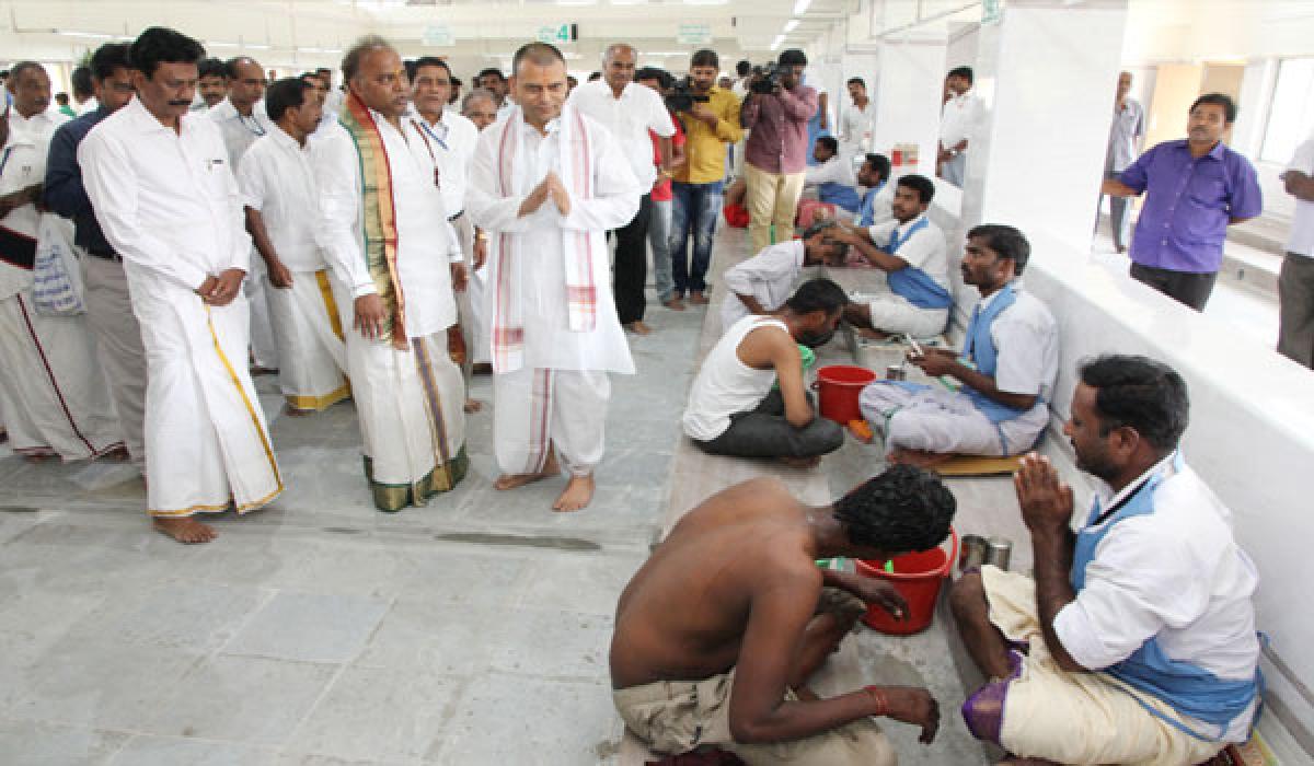 TTD EO promises hassle-free  services at Kalyanakatta