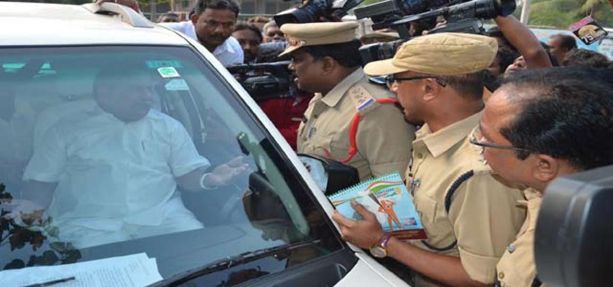 Mudragada detained, puts off padayatra