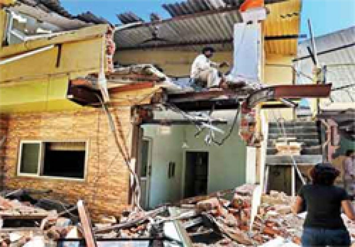 Maharashtra wall collapse kills five of family