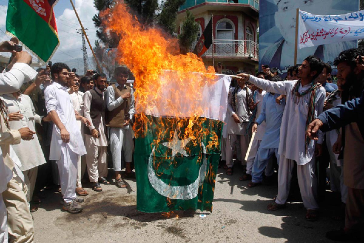 Afghans burn Pakistani flag, border closed