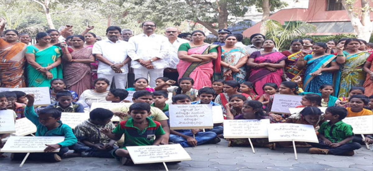 Children from Indira Satya Nagar join agitation