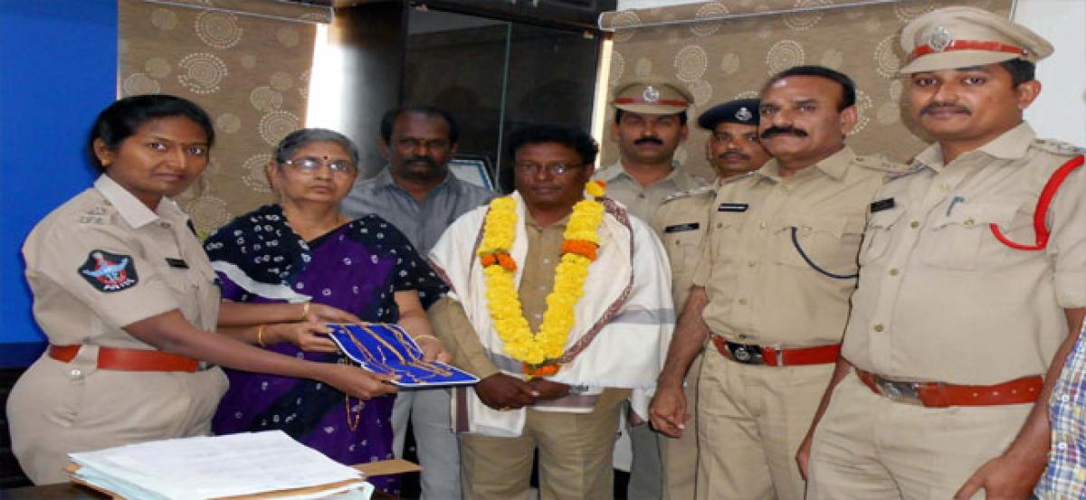 Conductor returns bag with gold ornaments to passenger