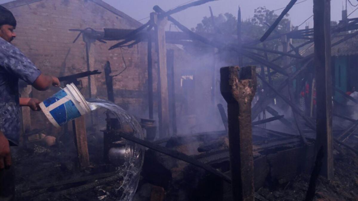 6 houses gutted in fire accident