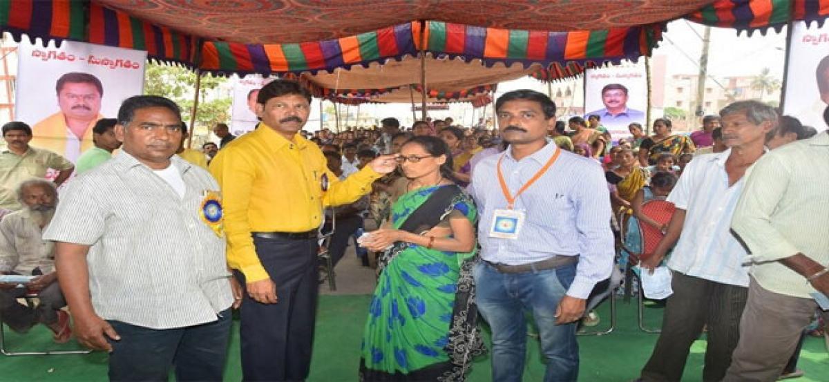 550 spectacles distributed to the needy