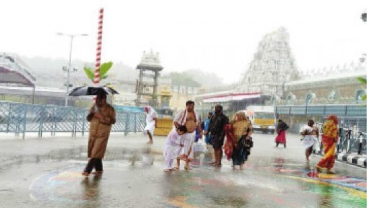 Heavy rains paralyse normal life