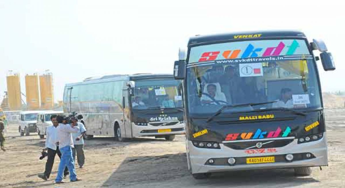 Japan team views temporary Secretariat from buses