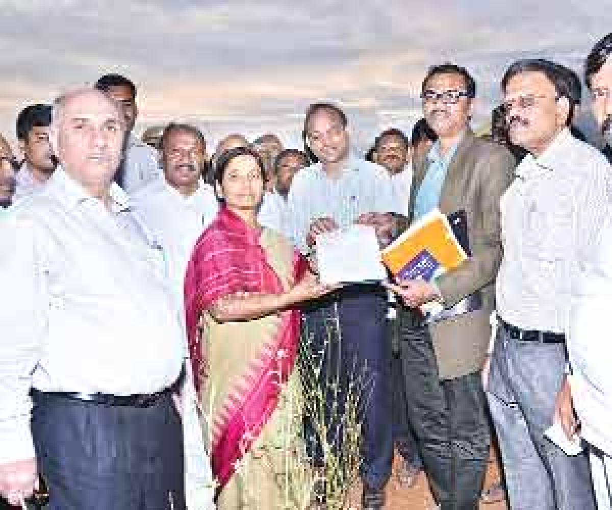 Collector explains drought severity to Central team
