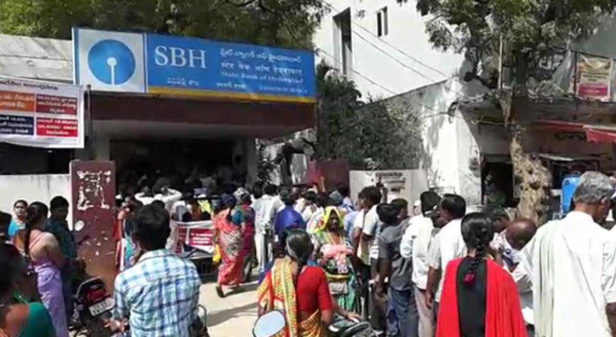 Banks witness heavy rush; cashless left in the lurch