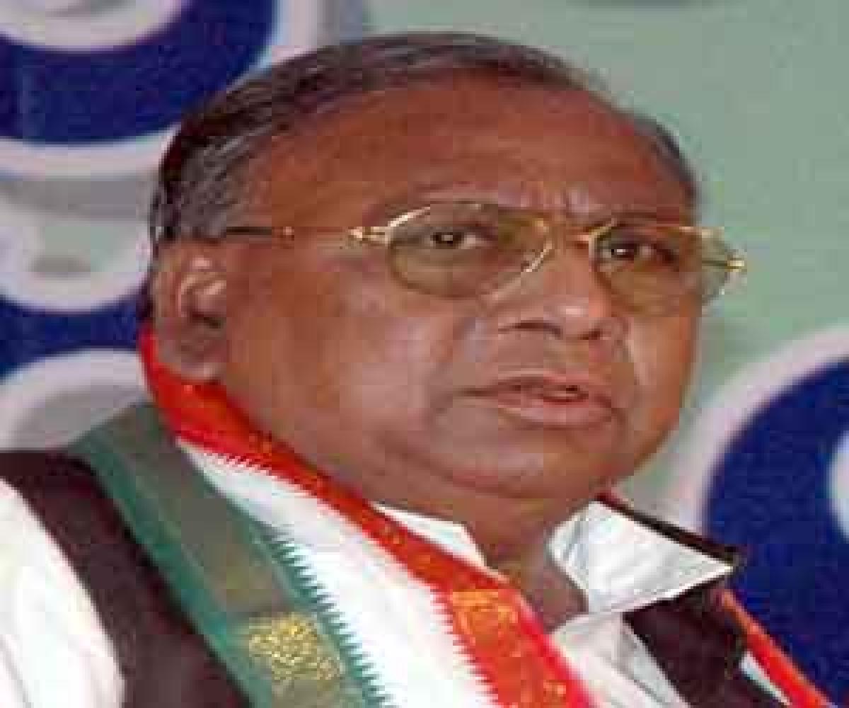 KCR luring Congress leaders with contracts bait: VH