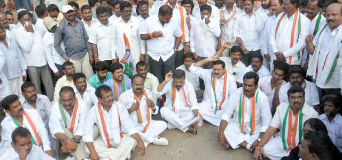 Congress stages dharna seeking fair price for chillies, pulses