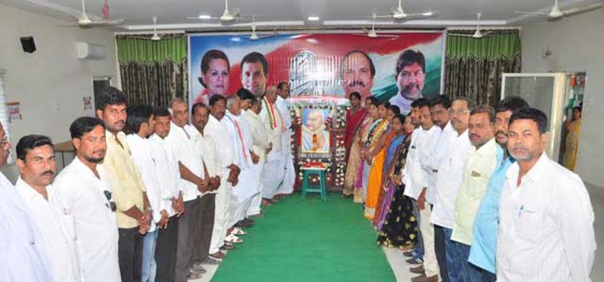 Congress remembers Mahatma Gandhi, pays rich tributes