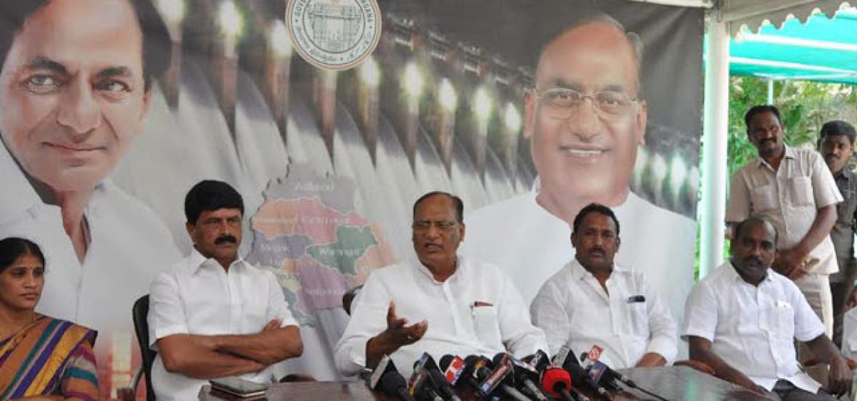 Congress, TRS trade barbs over Nalgonda market yard incident