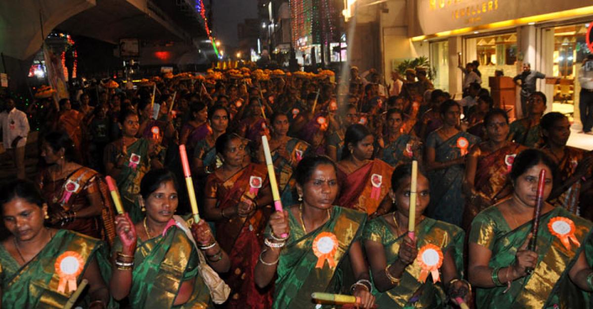 Hyd swings to Bathukamma Uyyalo