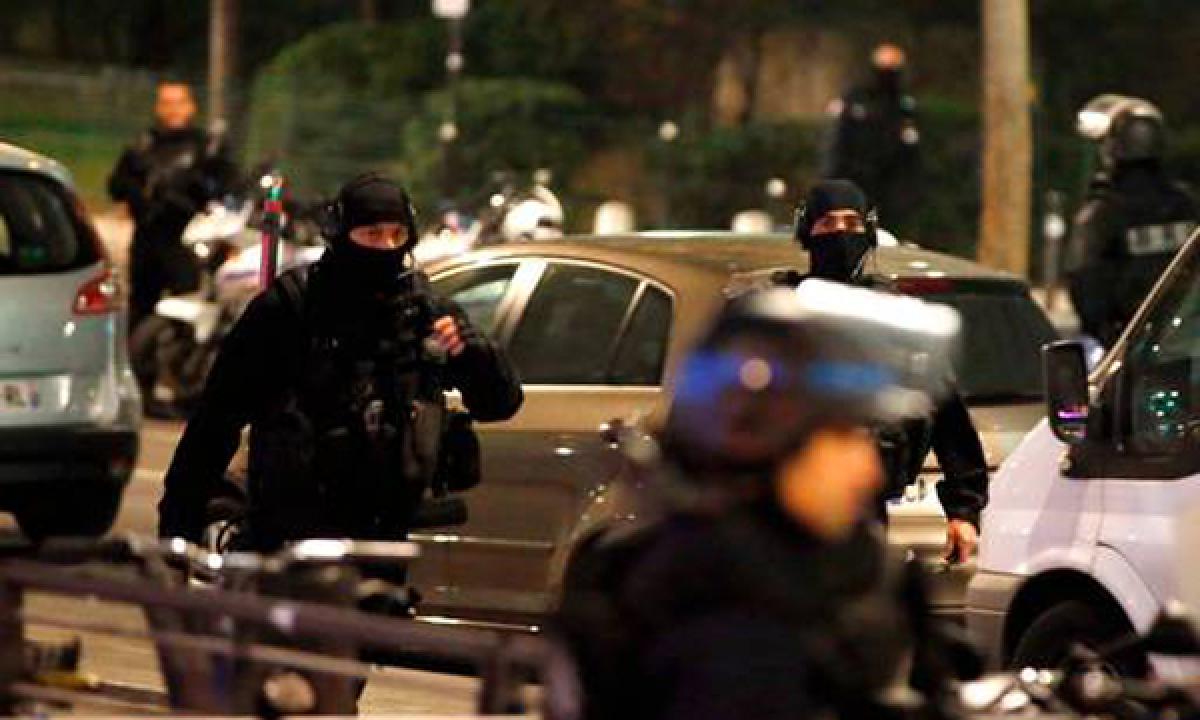 Paris Cops in search for gunman after attempted travel agency robbery