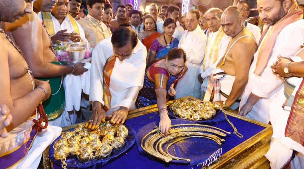 KCR offers gold ornaments worth Rs 5 crore to Lord Venkateswara