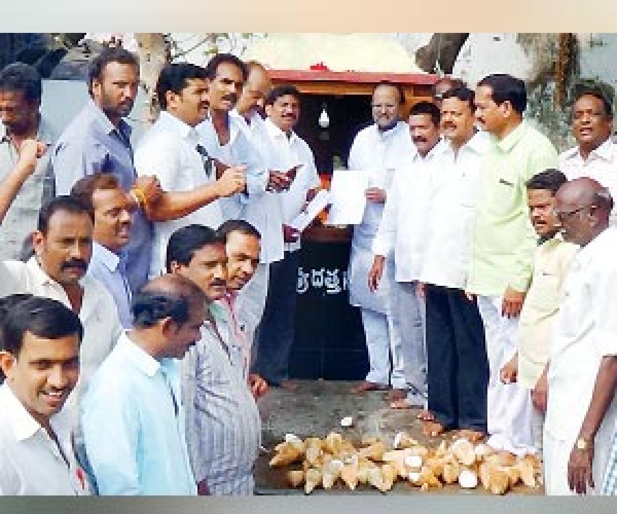 Kapu leaders stage novel protest against CM