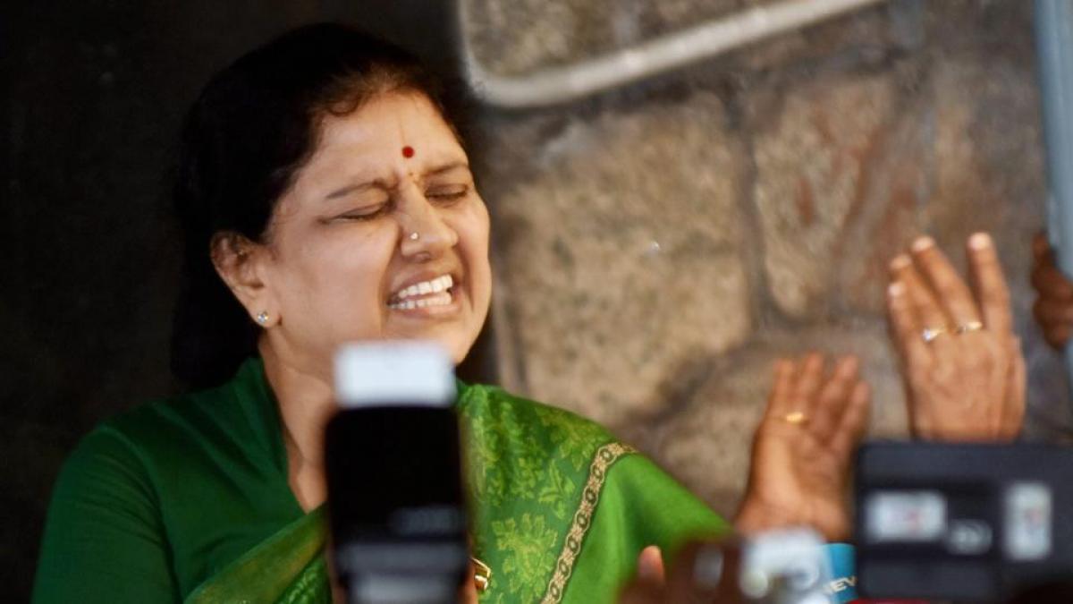 Worry mounts for Sasikala as 3 more AIADMK MPs join Panneerselvam