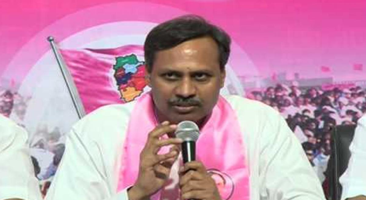 TRS flays Congress protests over pact with Maha