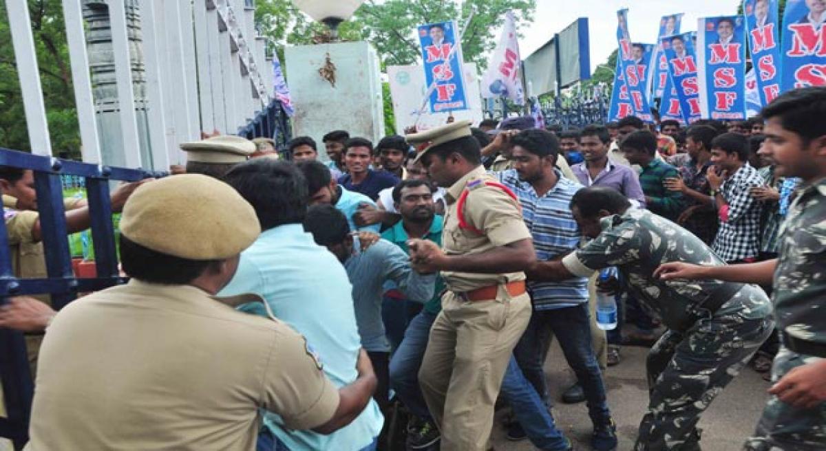 MSF students try to barge into Collectorate, clash with police.