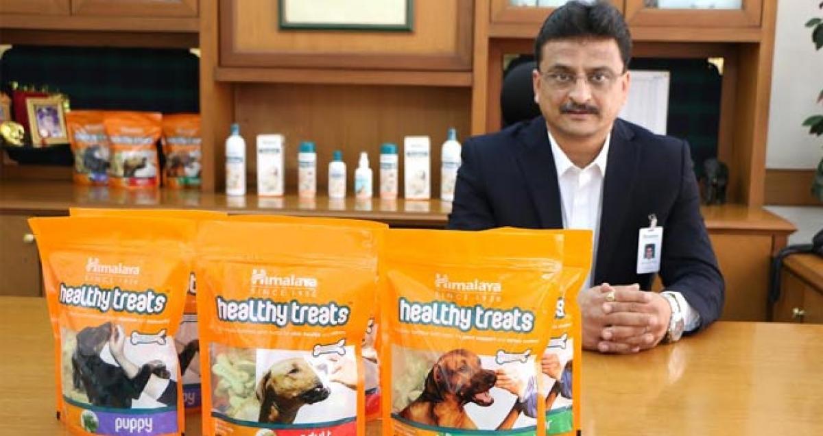 Himalaya enters INR 700 crore pet nutrition category with ‘healthytreats’