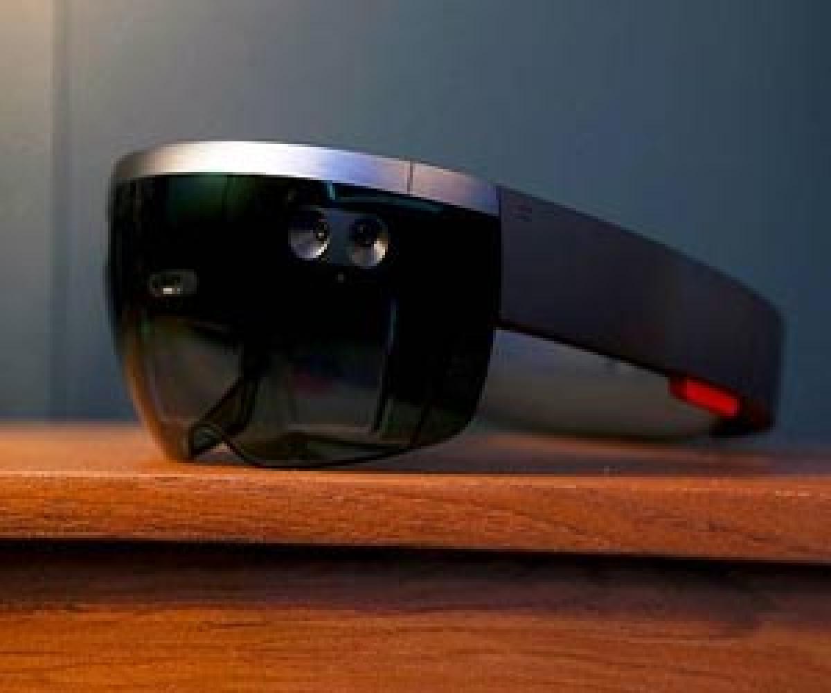 check out the latest glasses HoloLens, Microsoft aims to avoid google mistakes.