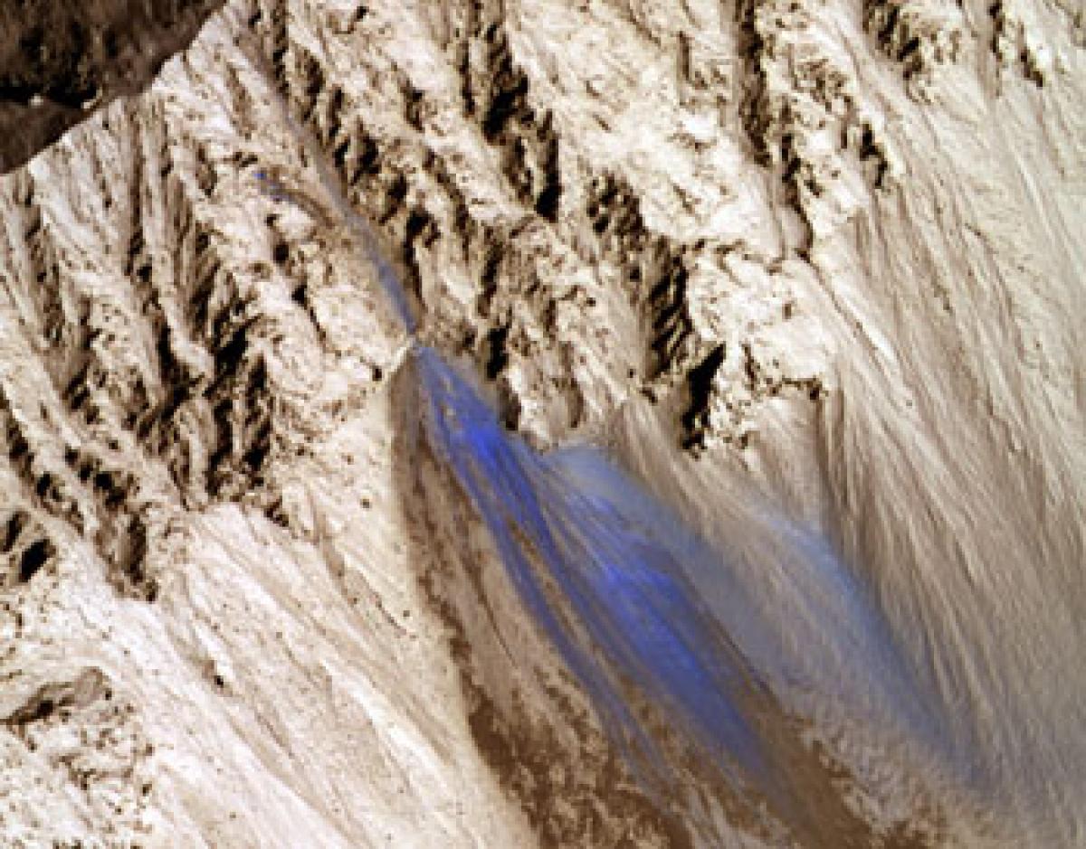 NASA captures boulders on martian landslide