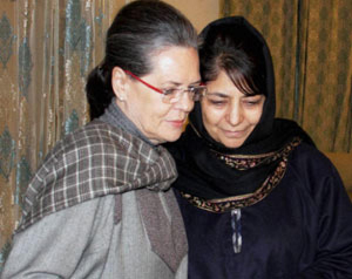 Sonia meets Mehbooba, sparks speculation 