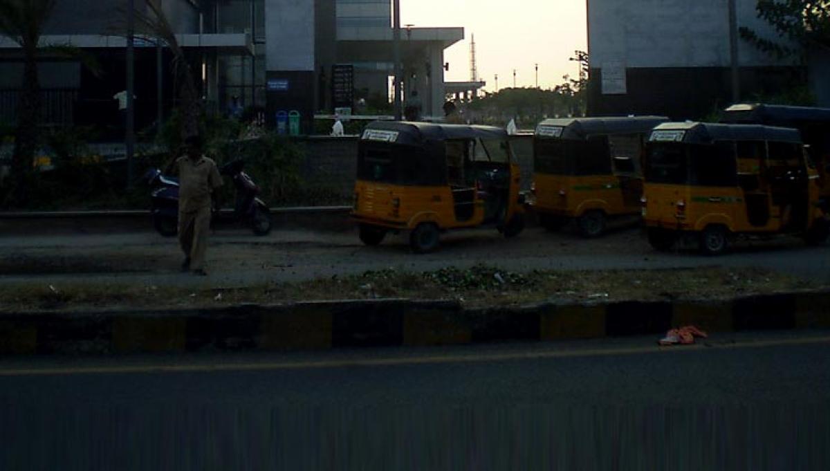 Overspending bus overturns in Visakhapatnam, 20 injured