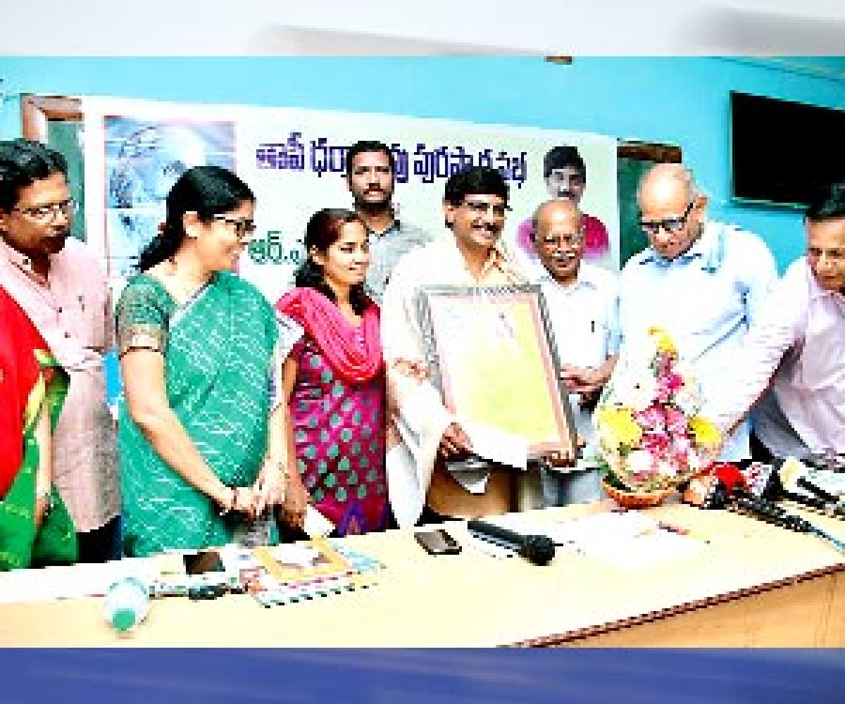 Thapi Dharmarao award presented