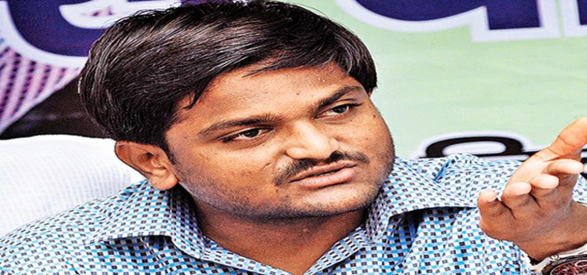 Hardik backs Kejriwal ahead of Gujarat polls