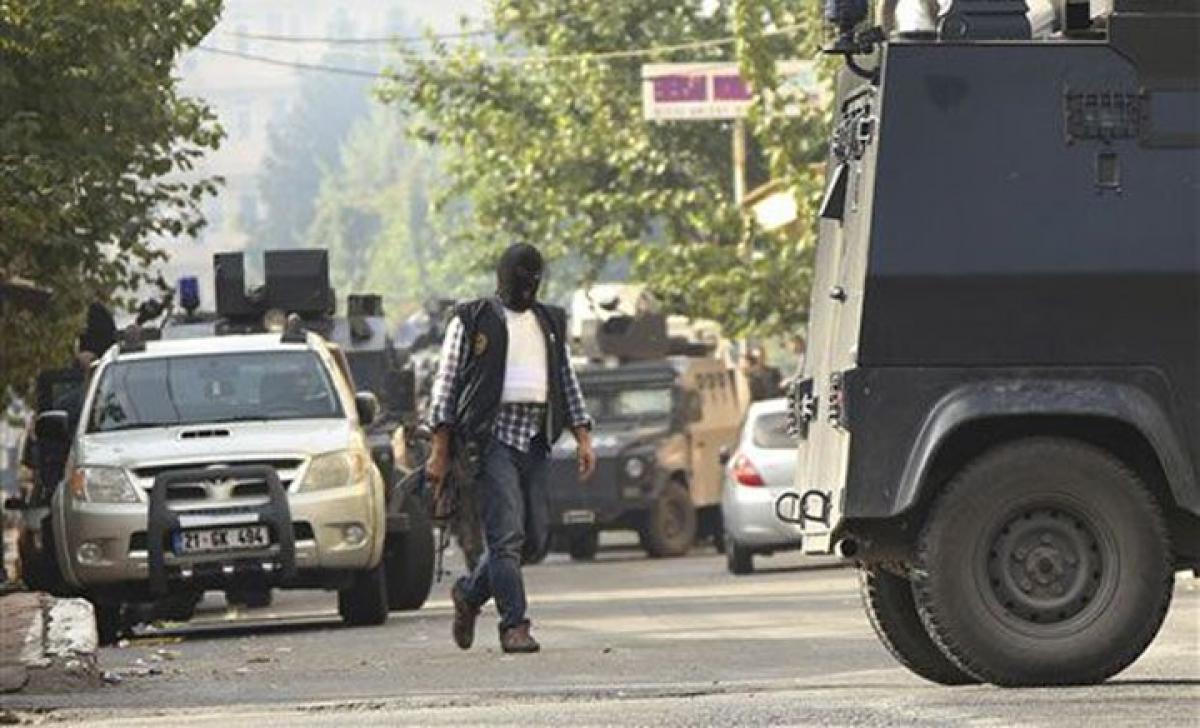 Suicide bomber kills two cops in Turkey