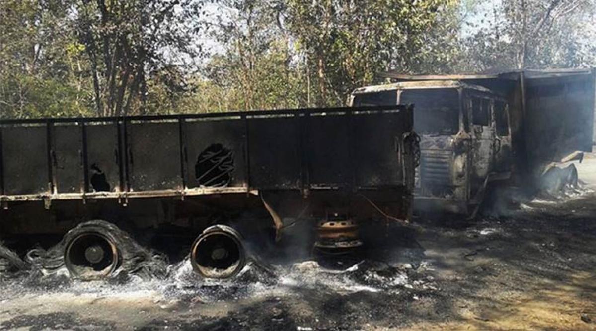 Maoist torch three vehicles in Jharkhand