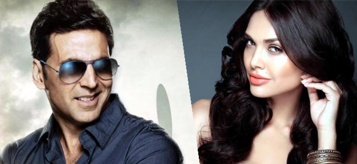 Esha Gupta wants to do romantic film with Akshay Kumar