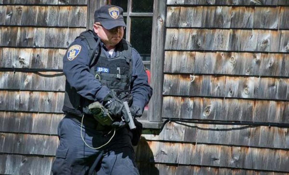 New York escaped convict killed by police, manhunt continues for second