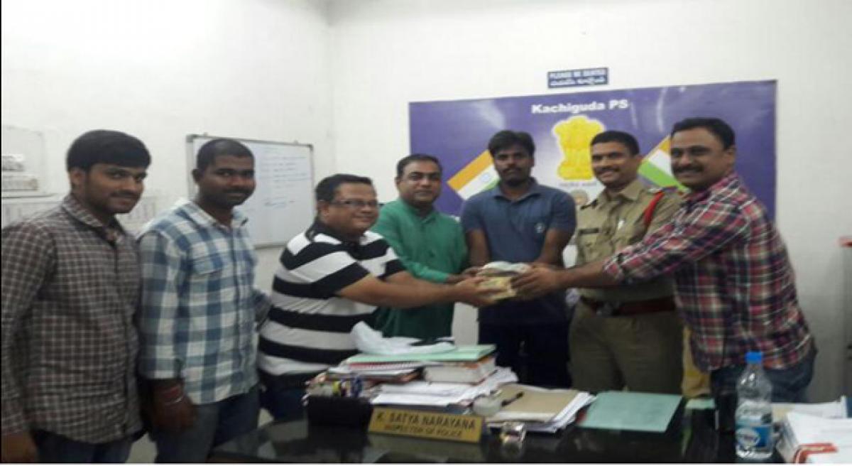 Man rides away with 5 lakh cash, traced