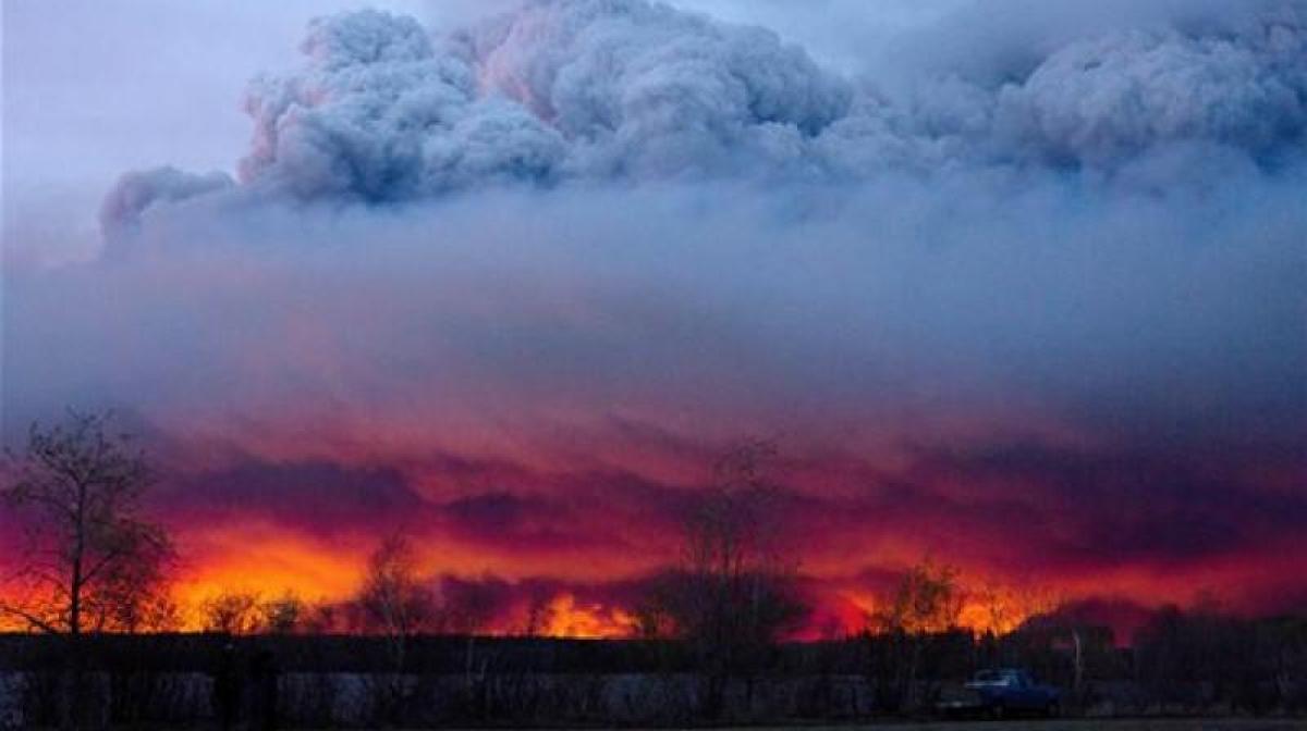 Raging fire threatens to reduce Canadian city to ashes, engulf airport