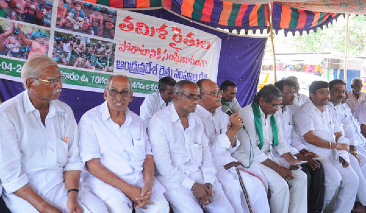 AP Farmers Federation stages protest in support of Tamil Nadu ryots