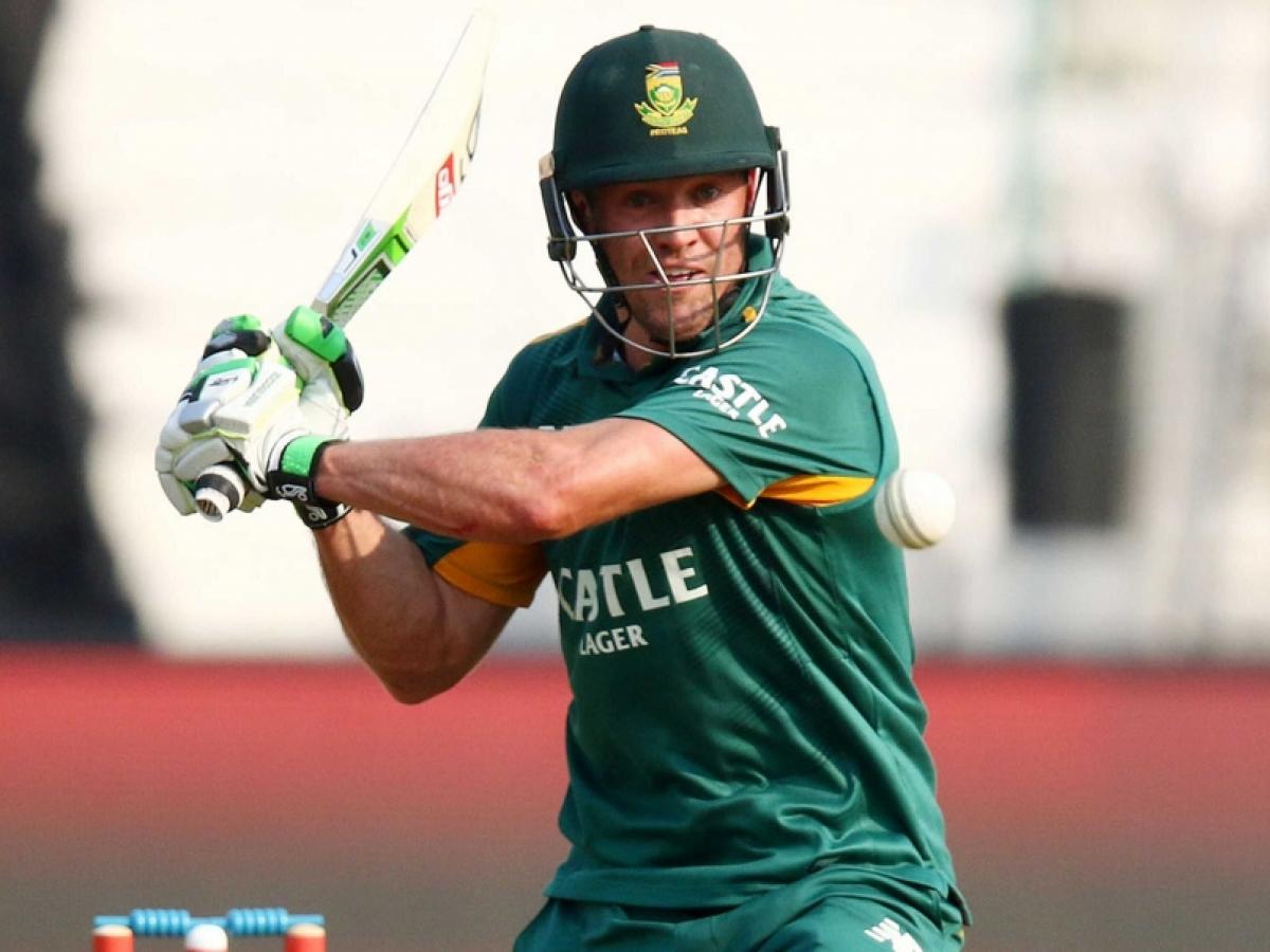 AB de Villiers steers Proteas to solid score