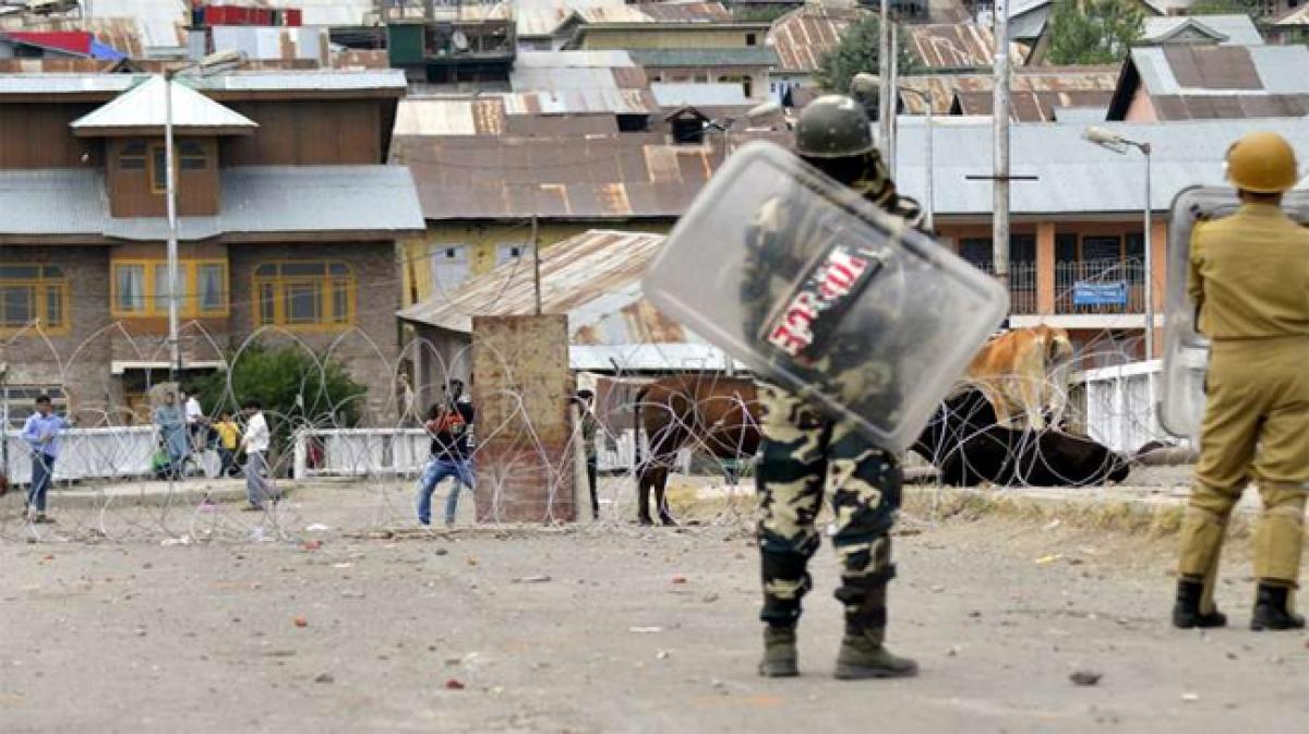 Militants using stone pelting mobs as cover in Kashmir dangerous