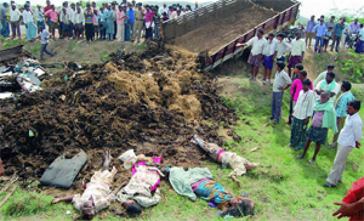 Five killed as lorry overturn in Rangareddy district