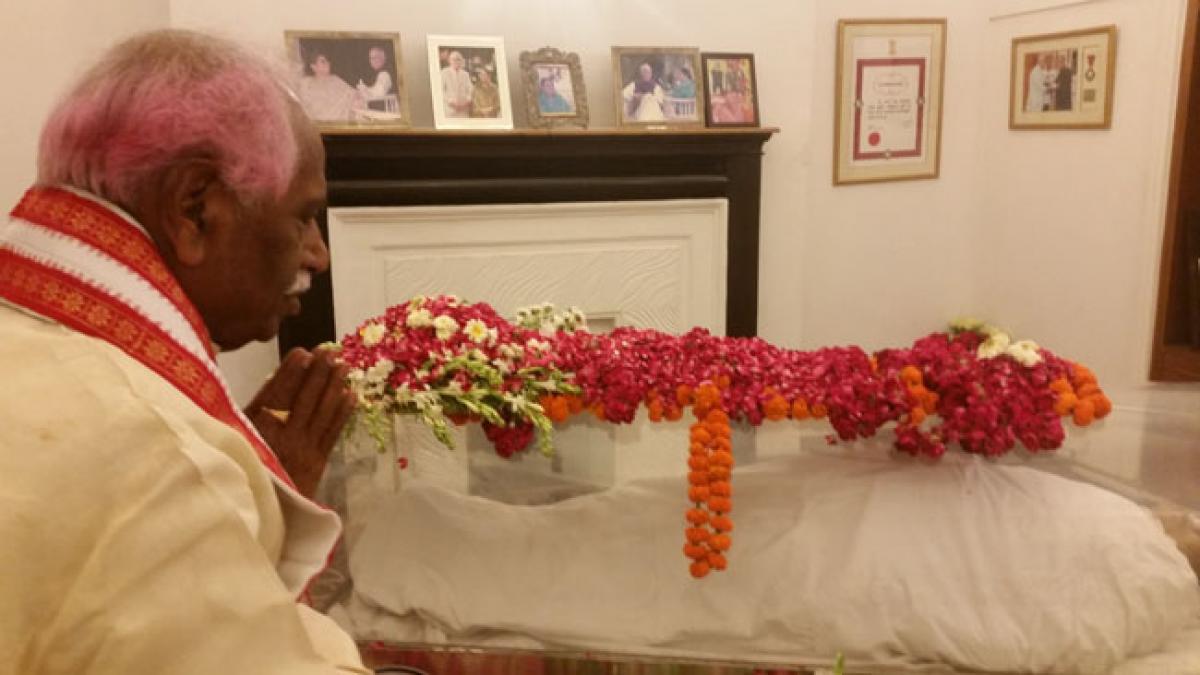 Bandaru Dattatraya pays tribute to LK Advanis wife in New Delhi