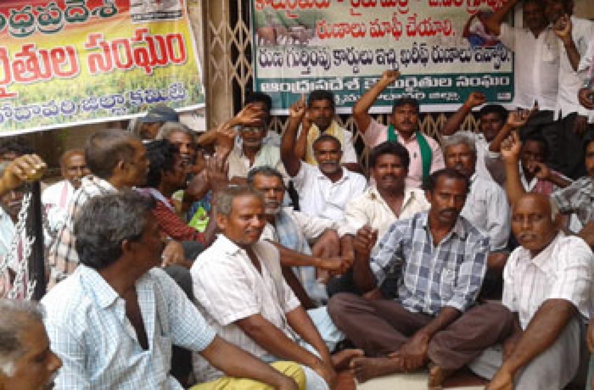 Tenant farmers besiege Andhra Bank