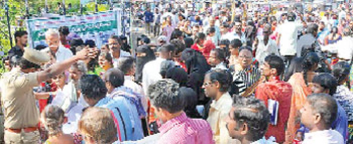 2 BHK seekers create ruckus at Prajavani