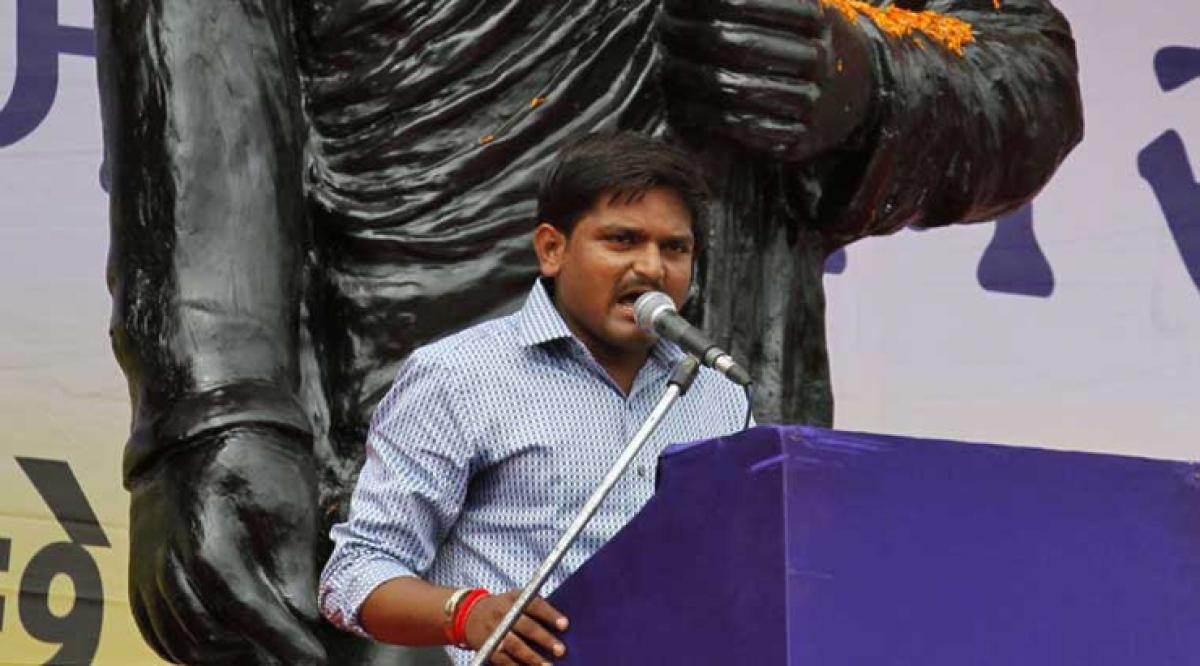 Hardik Patel detained by Police in Surat