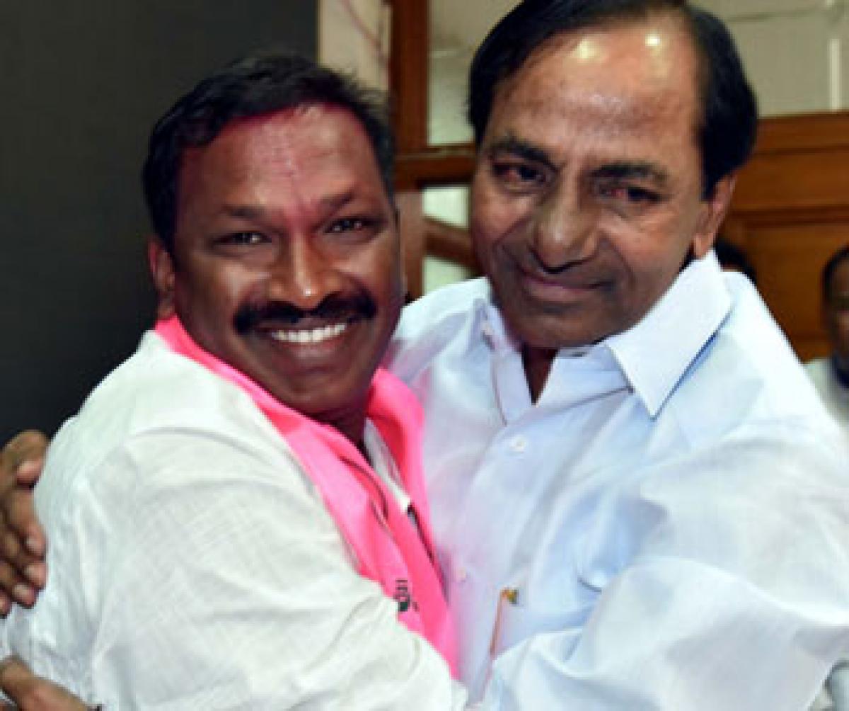 KCR pats Dayakar TRS will win in GHMC, MLC polls, too: FM for record victory