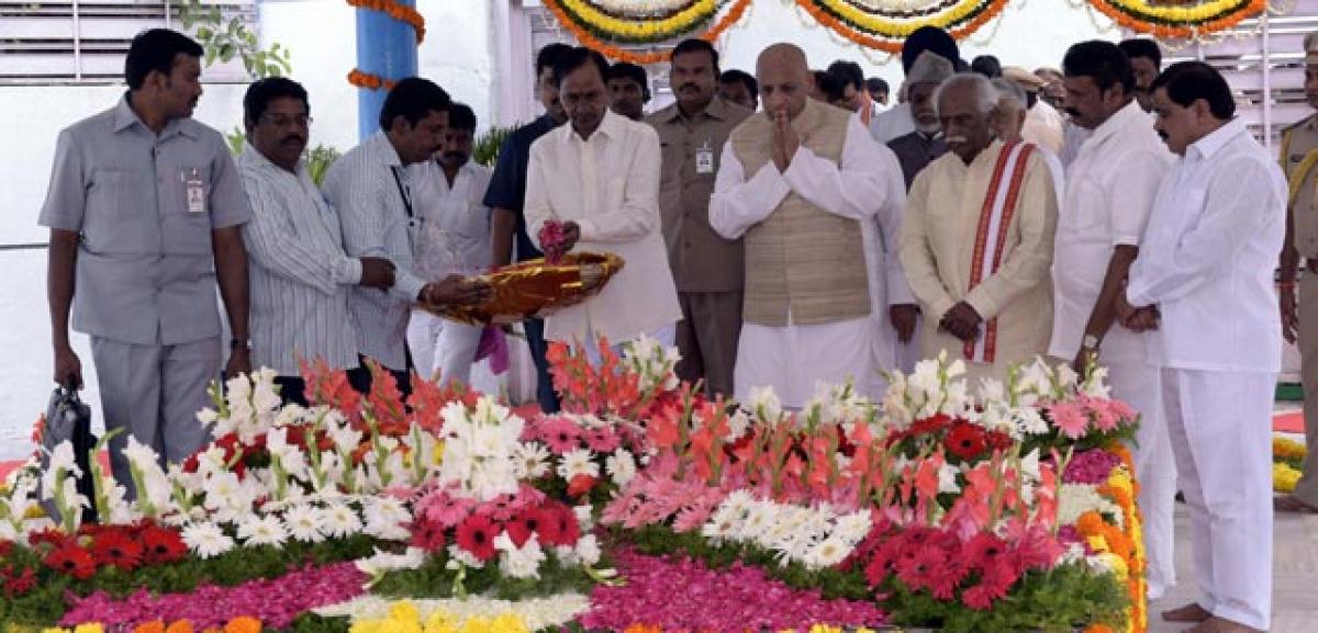 Guv, CM pay floral tributes to Mahatma 