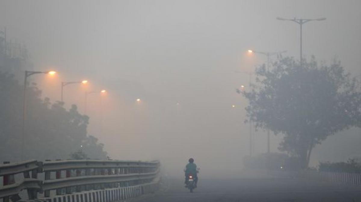 Schools remain closed as heavy smog chokes New Delhi