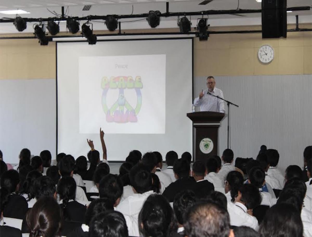 English Author, Alan Gibbons, visits Greenwood High