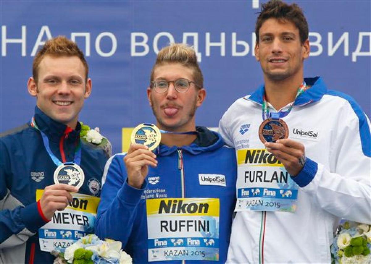 Italian swimmer proposes marriage girlfriend post race