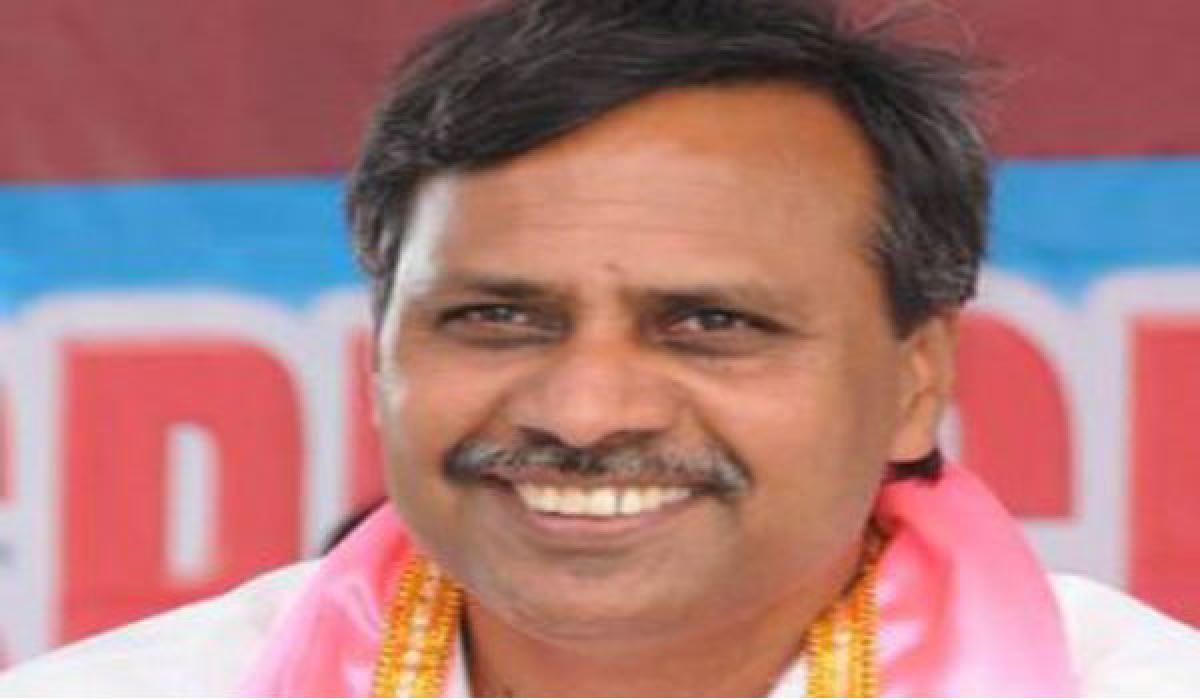 TRS MLC Palla Rajeshwar Reddy takes Cong leaders to task